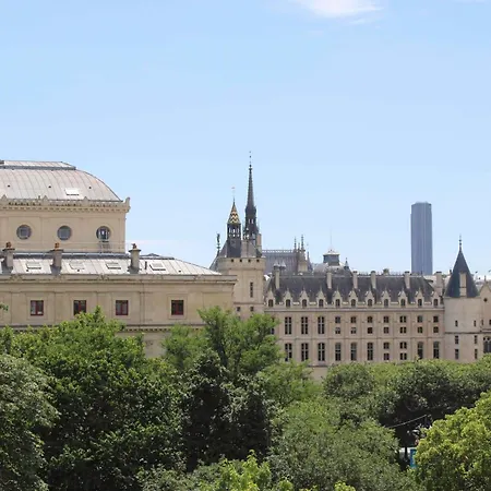 Spacious And Atypical Nest View Of Monuments Paris